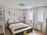 Schlafzimmer Bett - 4 Zimmer Etagenwohnung zum Kaufen in Schwalmstadt