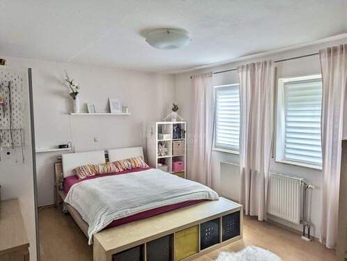 Schlafzimmer Bett - 4 Zimmer Etagenwohnung zum Kaufen in Schwalmstadt