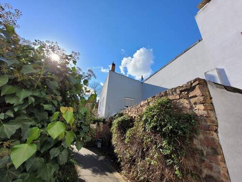 Historische Mauer zum Park - 