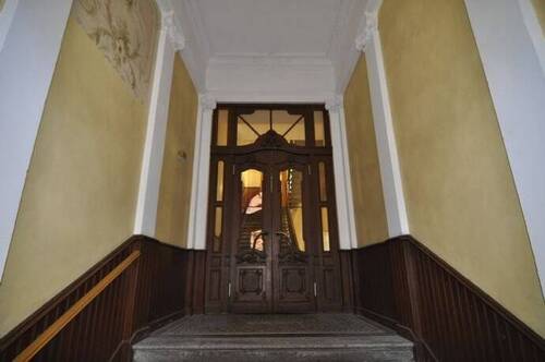 Treppenhaus Eingang - 3 Zimmer Etagenwohnung zur Miete in Kulmbach