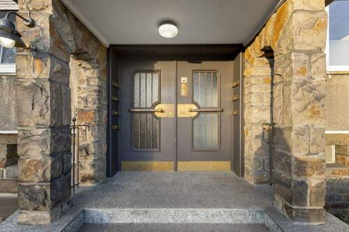 Haustür - Wohnen mit Komfort: 2,5-Zimmer-Etagenwohnung mit Balkon, Garage und modernem Ambiente