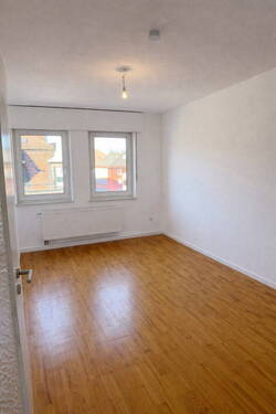 Zimmer 1 - 4 Zimmer Etagenwohnung zur Miete in Nürnberg
