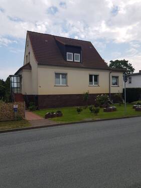 Straßenansicht.JPG - Einfamilienhaus mit Renovierungsbedarf in Zinnowitz