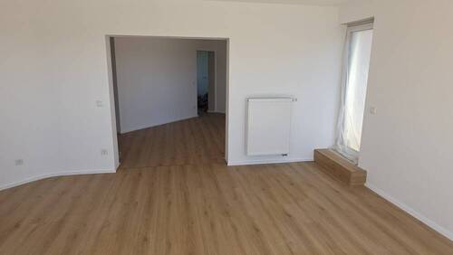 Wohnzimmer mit Zugang Essdiele, große Türe kommt noch - 