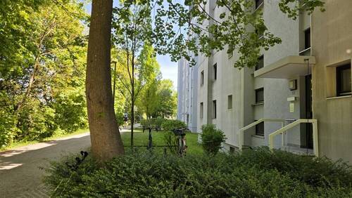 Hauseingang neben Flutmulde - 4 Zimmer Etagenwohnung in Landshut