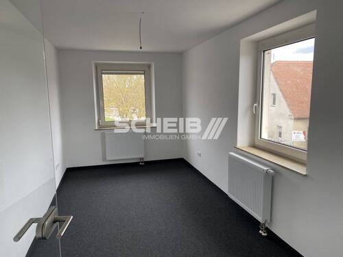 hell dank großer Fenster - Büro zur Miete in Feuchtwangen