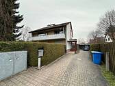 Hausansicht Zufahrt und Carport - 3 Zimmer Etagenwohnung in Nürnberg