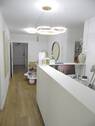 Empfang mit Blick in den Wartebereich - 