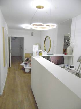 Empfang mit Blick in den Wartebereich - 