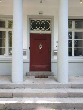 Außenansicht Haupt-Eingang zum Gebäudekomplex - 