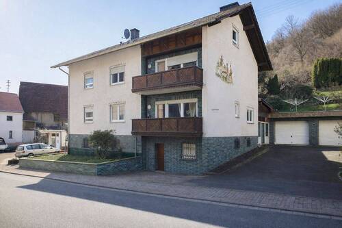 01 - Hausansicht Straße - Wohnen, vermieten, arbeiten - 3-Familienhaus mit Schreinerei, Doppelgarage und Bauplatz