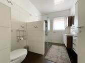 Badezimmer mit großer Dusche - Bungalow mit 120,00 m² in Zülpich / Nemmenich zum Kaufen