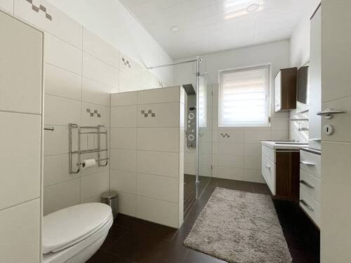 Badezimmer mit großer Dusche - Bungalow mit 120,00 m² in Zülpich / Nemmenich zum Kaufen