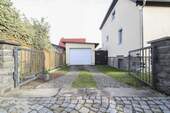 Hofeinfahrt mit Garage - 