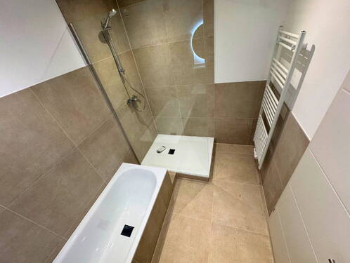 Badezimmer mit Heizkörper - 