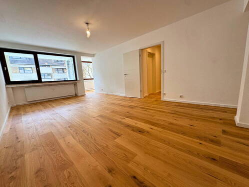 Wohnzimmer mit Echtholzparkett - 3 Zimmer Etagenwohnung in Köln