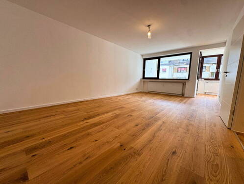 Wohnzimmer Blick auf Balkon - Etagenwohnung mit 78,50 m&sup2; in Köln zum Kaufen