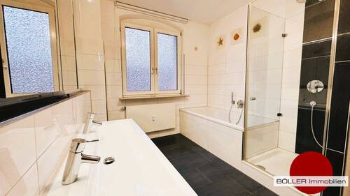Großes Bad mit Fenster - 4 Zimmer Etagenwohnung in Nürnberg