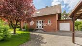 Außenansicht 2-1 - Gepflegtes EFH mit Garage, Carport, großem Grundstück, Kamin und überdachter Terrasse