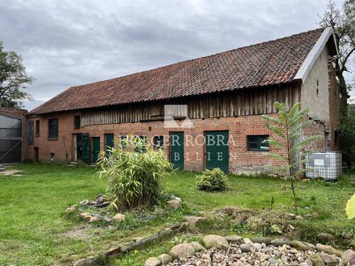 Blick auf Stallung - Einfamilienhaus mit 227,00 m² in Dähre zum Kaufen