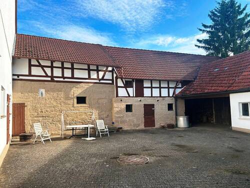 Hofbereich und Nebengebäude - 