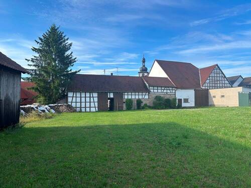 Großzügiges Grundstück und Nebengebäude - 