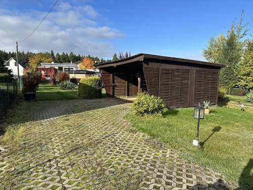 Carport im Grundstück - Grundstück zum Kaufen in Werdau OT Leubnitz-Forst