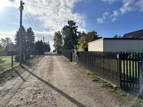 Zufahrt - Grundstück in Werdau OT Leubnitz-Forst zum Kaufen