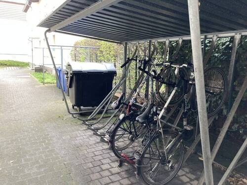 Fahrradständer im Hof - 