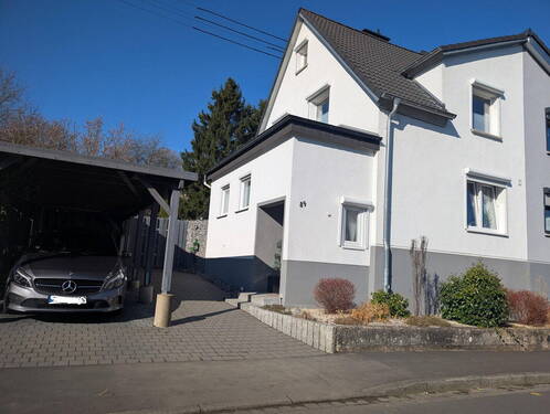 Hausansicht - Umfangreich modernisierte, hochwertige Doppelhaushälfte mit Carport, traumhaftem Garten & Teich