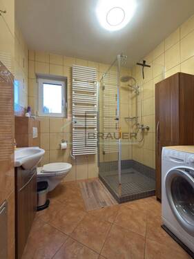 Badezimmer mit Dusche im EG - 