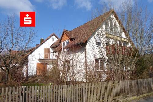 Seitenansicht und Garten - Dreifamilienhaus mit viel Potential