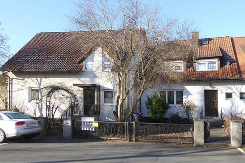 Eingangsbereich zu beiden Gebäudeteilen - 1 Zimmer Mehrfamilienhaus, Wohnhaus zum Kaufen in Bayreuth