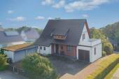 Ansicht - Energetisch renoviert & viel Platz: Zweifamilienhaus mit Garagen & Pool in Brönninghausen