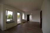 Wohnzimmer - Balkon - 3 Zimmer Etagenwohnung in Altlandsberg