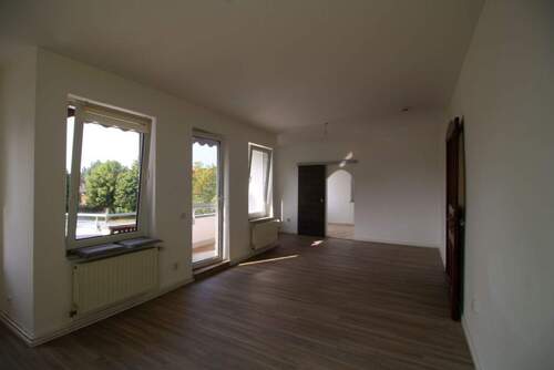 Wohnzimmer - Balkon - 3 Zimmer Etagenwohnung in Altlandsberg