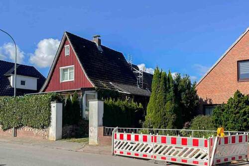 Haus_vorn_Ansicht_Straße - Mehrfamilienhaus, Wohnhaus in Lübeck zum Kaufen