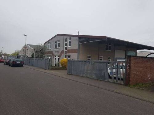 Firmen links neben Parkplatz - 