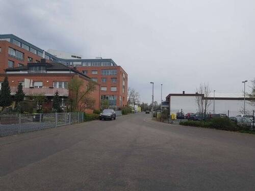 Links Büro - Rechts Parkplatz - 