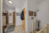 Flur mit Wendeltreppe ins Souterrain - 