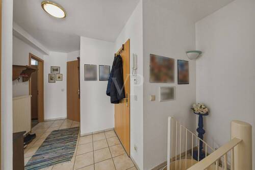 Flur mit Wendeltreppe ins Souterrain - 