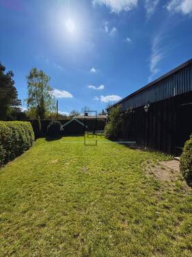 Garten mit Zugang zur Garage - 