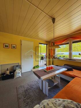 Wohnzimmer Richtung Schlafzimmer und Ein- und Ausgang - 