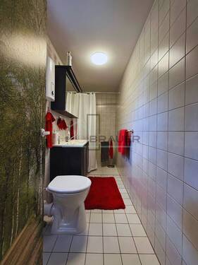 Bad mit Fenster, WC und Dusche - 