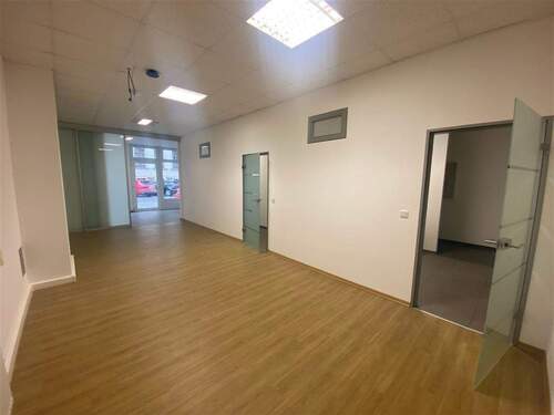 Zimmer 1 mit Schiebetür zum Empfangsbereich - 2 Zimmer Büro in Leipzig