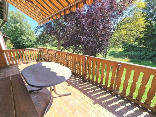 Große Terrasse mit Markise - 6 Zimmer Mehrfamilienhaus, Wohnhaus in Freudenberg