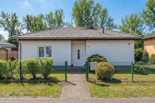 Vorderseite vom Haus - 3 Zimmer Bungalow zum Kaufen in Grünheide (Mark)