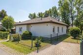 Seitenansicht vom Haus - 3 Zimmer Bungalow in Grünheide (Mark)