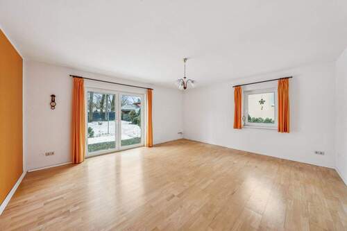 Wohnzimmer mit Terrasse - Bungalow mit 100,50 m&sup2; in Grünheide (Mark) zum Kaufen