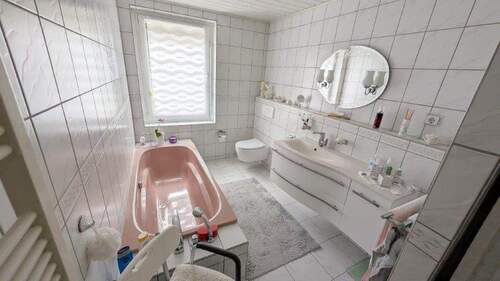 Bad mit Wanne - 